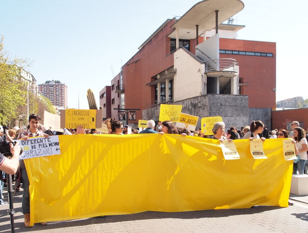 Una pancarta sin lema ha encabezado la manifestación, para que cada persona pudiera elegir su slogan Una pancarta sin lema ha encabezado la manifestación, para que cada persona pudiera elegir su slogan