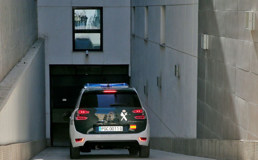 Un vehículo de la Guardia Civil accede a los juzgados de Paterna Un vehículo de la Guardia Civil accede a los juzgados de Paterna
