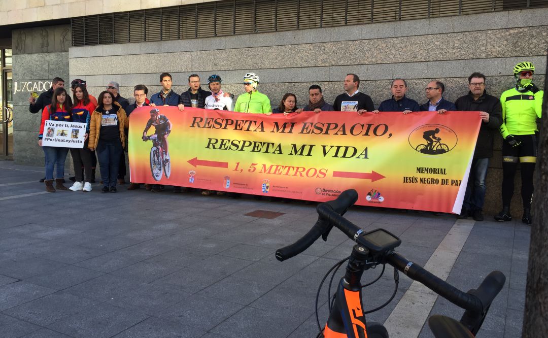 Un grupo de ciclistas y familiares de las víctimas se concentró frente a los Juzgados en el primer día del juicio Un grupo de ciclistas y familiares de las víctimas se concentró frente a los Juzgados en el primer día del juicio