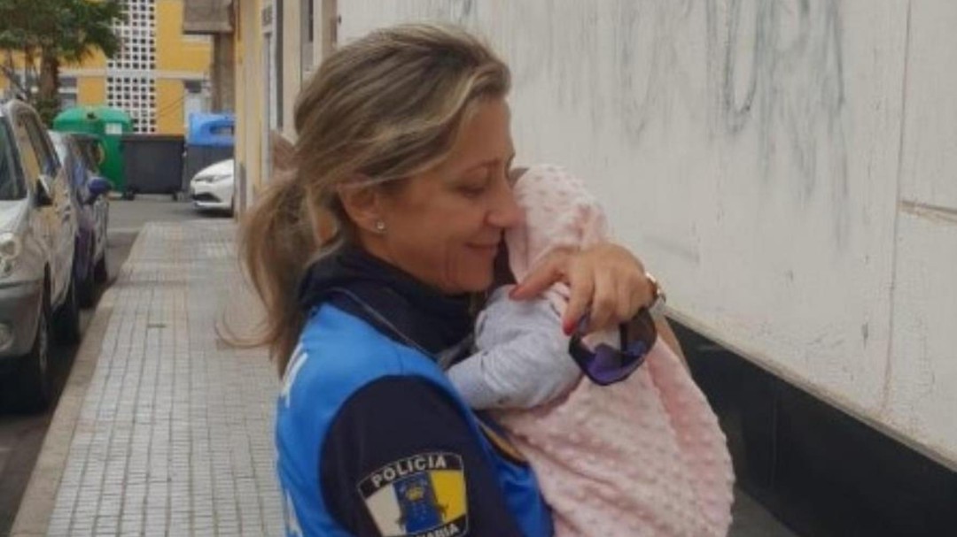 La Policía se encarga de un bebé de seis meses durante un altercado familiar