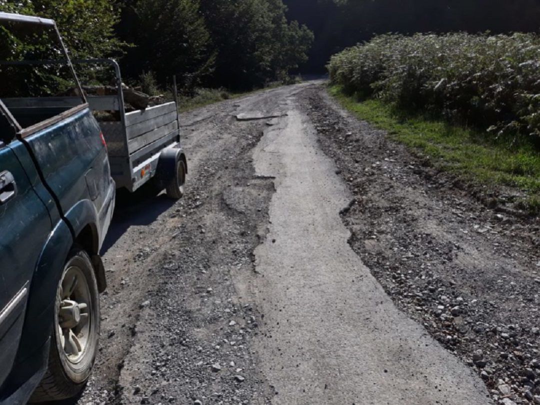 La carretera a Zumarraundi está repleta de baches y tramos de asfalto arrancados La carretera a Zumarraundi está repleta de baches y tramos de asfalto arrancados