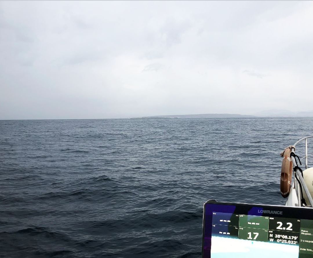Imagen captada desde una embarcación que muestra las coordenadas en el punto donde debiera estar colocada una de las boyas que faltan, pese a la orden ministerial que regula la zona de fondeo en la isla. Imagen captada desde una embarcación que muestra las coordenadas en el punto donde debiera estar colocada una de las boyas que faltan, pese a la orden ministerial que regula la zona de fondeo en la isla.