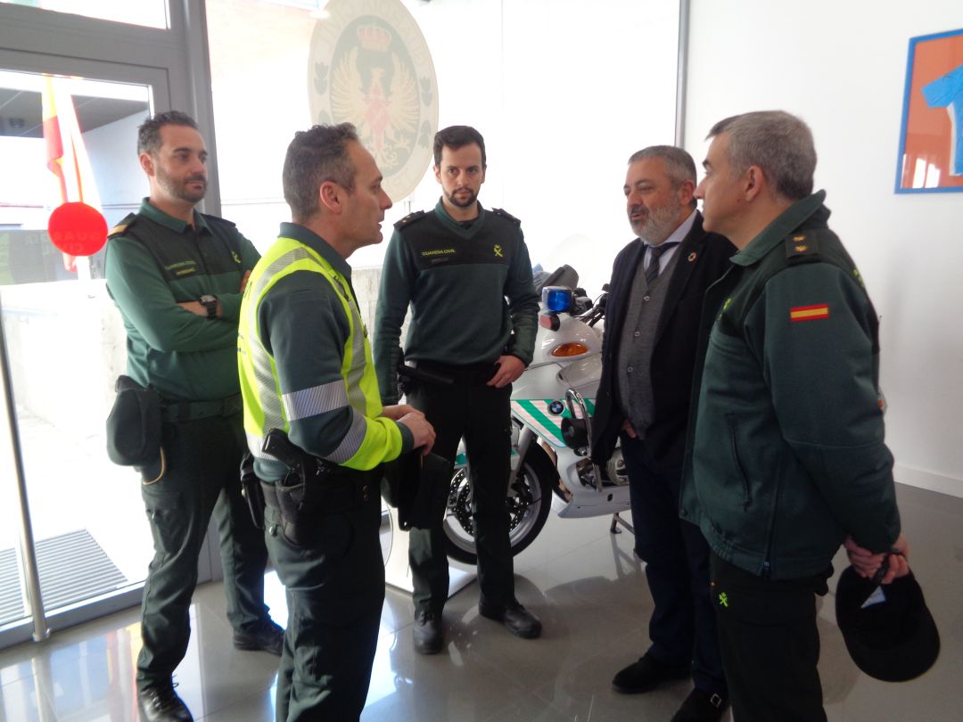 El subdelegado visitaba las instalaciones del destacamento de Tráfico de la Guardia Civil en Aranda El subdelegado visitaba las instalaciones del destacamento de Tráfico de la Guardia Civil en Aranda
