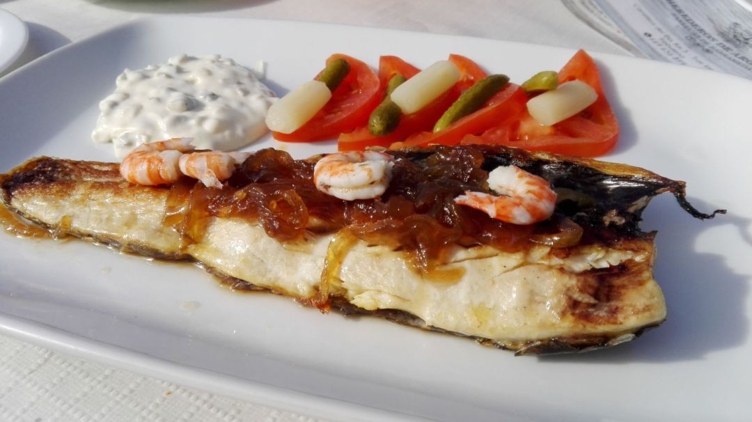 Capitán (albur) a la plancha con salsa tártara Capitán (albur) a la plancha con salsa tártara