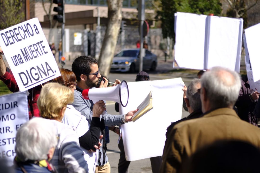 Concentración a las puertas de la Asamblea de Madrid para exigir el cumplimiento de la ley de muerte digna, tras dos años de supuesta aplicación. Concentración a las puertas de la Asamblea de Madrid para exigir el cumplimiento de la ley de muerte digna, tras dos años de supuesta aplicación.