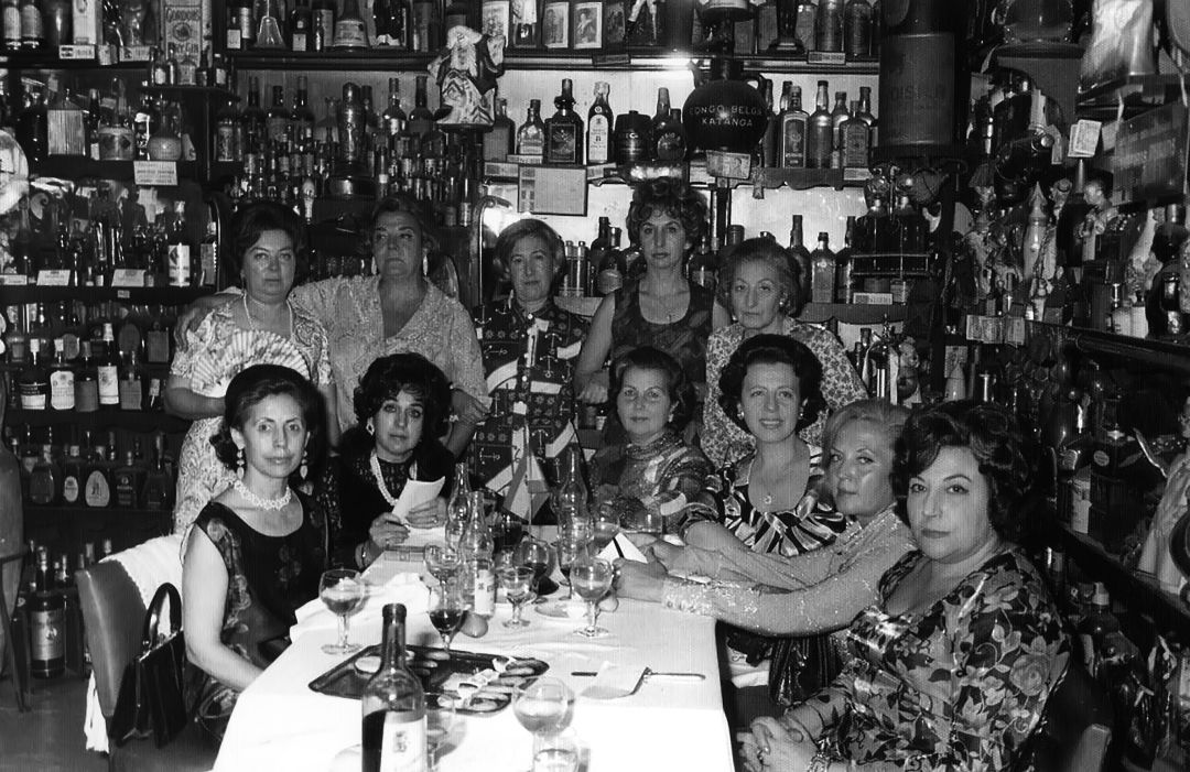 En el bar Chicote de Madrid. De pie, de izquierda a derecha: Gloria Calvo, mujer sin identificar, Adelaida las Santas, mujer sin identificar y Carolina D´Antin. Sentadas: Felisa Sanz, María Paz Viloria, Marisa Chicote, Lola P. Quincoces, mujer sin identificar y Acacia Uceta En el bar Chicote de Madrid. De pie, de izquierda a derecha: Gloria Calvo, mujer sin identificar, Adelaida las Santas, mujer sin identificar y Carolina D´Antin. Sentadas: Felisa Sanz, María Paz Viloria, Marisa Chicote, Lola P. Quincoces, mujer sin identificar y Acacia Uceta