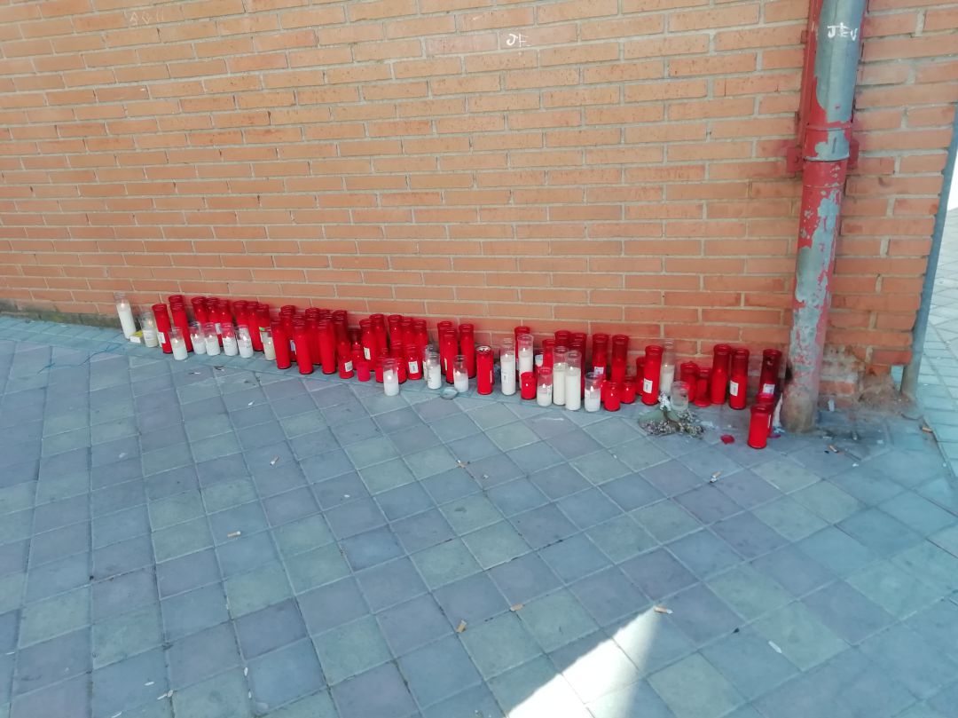 Velas encendidas para recordar a Francisco, apuñalado mortalmente el pasado domingo. Velas encendidas para recordar a Francisco, apuñalado mortalmente el pasado domingo.