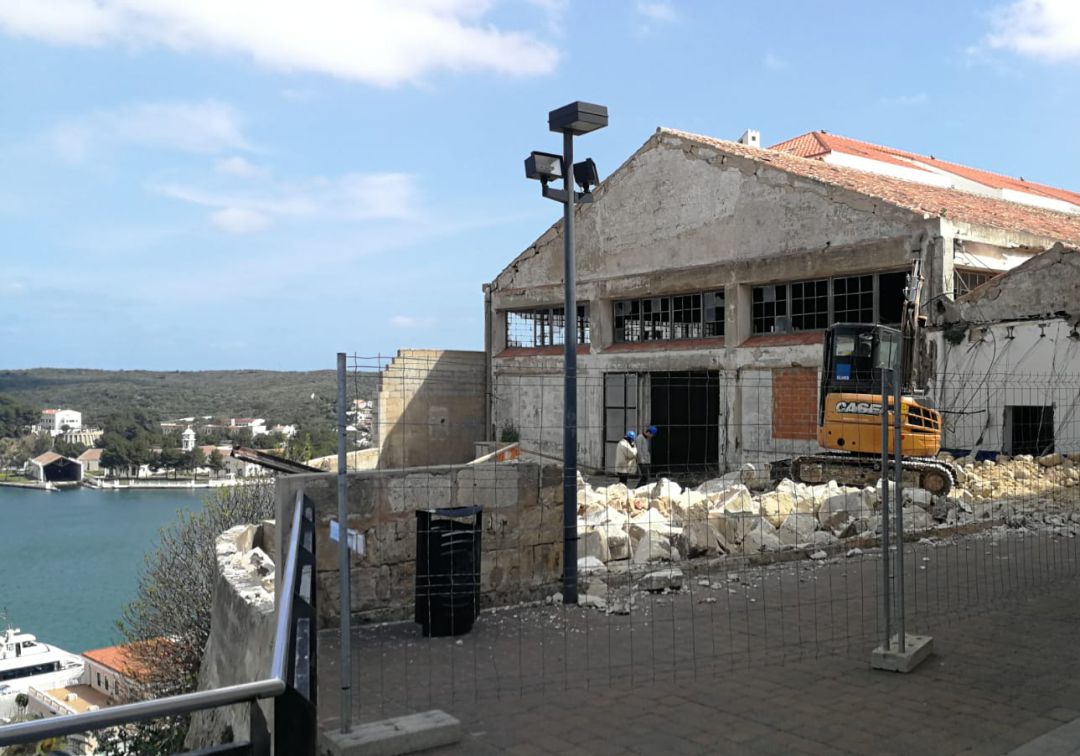 Comencen les obres de construcció del segon ascensor del port de Maó