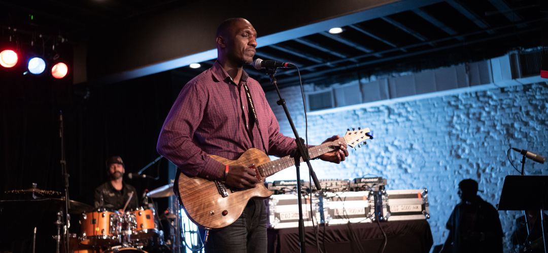 Cedric Burnside en una de sus actuaciones Cedric Burnside en una de sus actuaciones