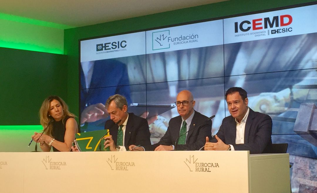 Gema Treceño, jefa de proyectos de ESIC; Javier López, presidente de Eurocaja Rural; Vicente Muñoz, gerente de la Fundación Eurocaja Rural y Alberto de Torres, director del programa Gema Treceño, jefa de proyectos de ESIC; Javier López, presidente de Eurocaja Rural; Vicente Muñoz, gerente de la Fundación Eurocaja Rural y Alberto de Torres, director del programa
