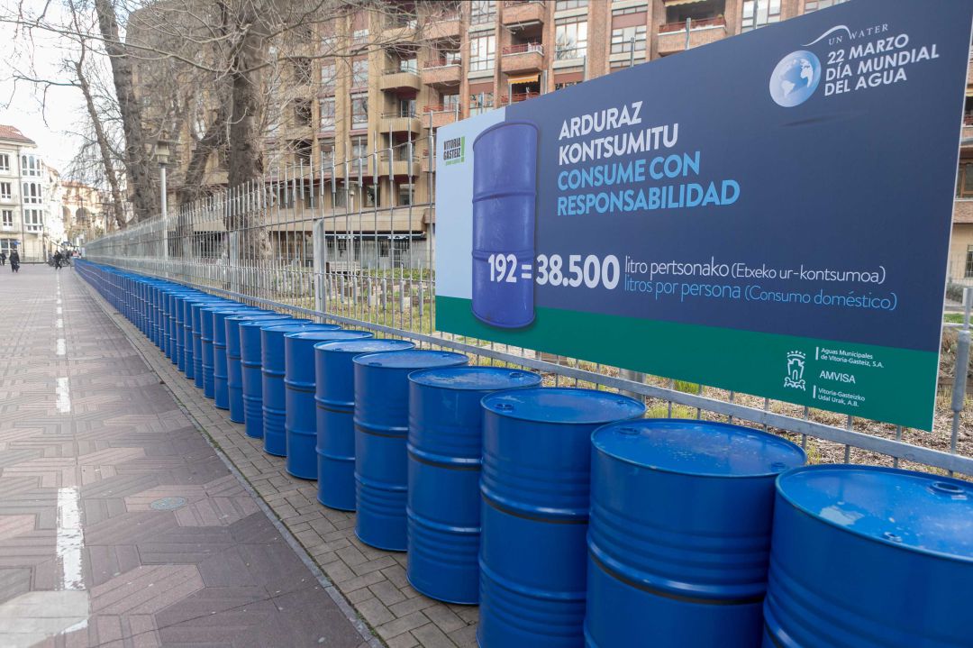 Cada vitoriano consume 105 litros de agua al día Cada vitoriano consume 105 litros de agua al día