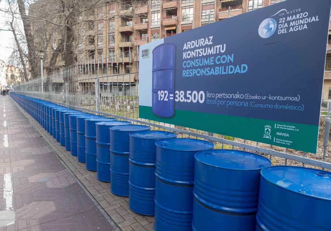 Cada vitoriano consume 105 litros de agua al día