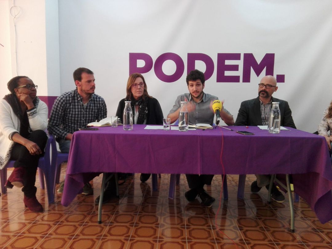 El secretario general de Podem, Antonio Estañ, (c), con Txema Guijarro (d) y María Salud Ibáñez, número 2 al Senado (i). El secretario general de Podem, Antonio Estañ, (c), con Txema Guijarro (d) y María Salud Ibáñez, número 2 al Senado (i).