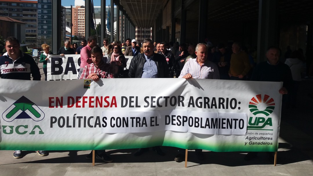 Los ganaderos protestan contra las políticas agrarias del Principado