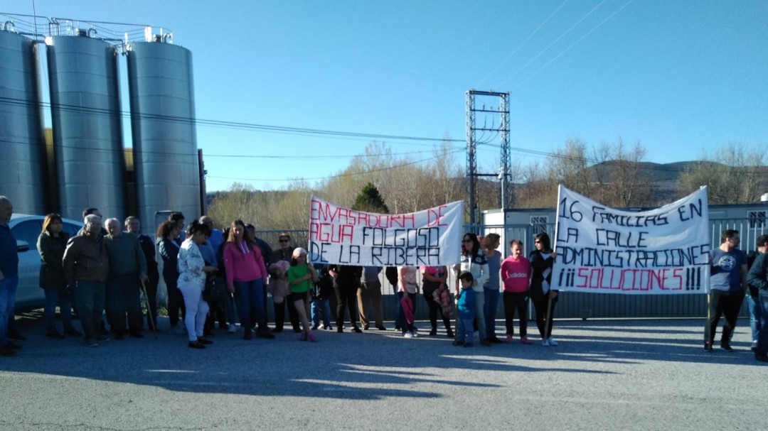Los trabajadores de la embotelladora de Folgoso exigen la reapertura de la fábrica