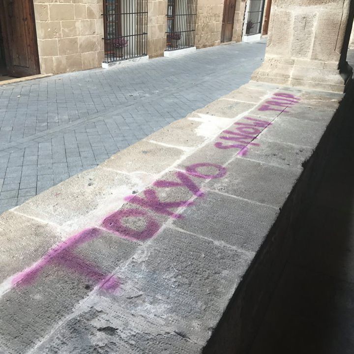Dañan la piedra tosca de la Sala del Consell con una pintada