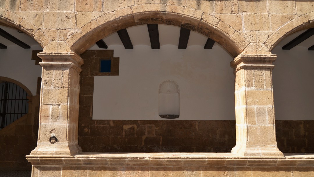 Dañan la piedra tosca de la Sala del Consell con una pintada