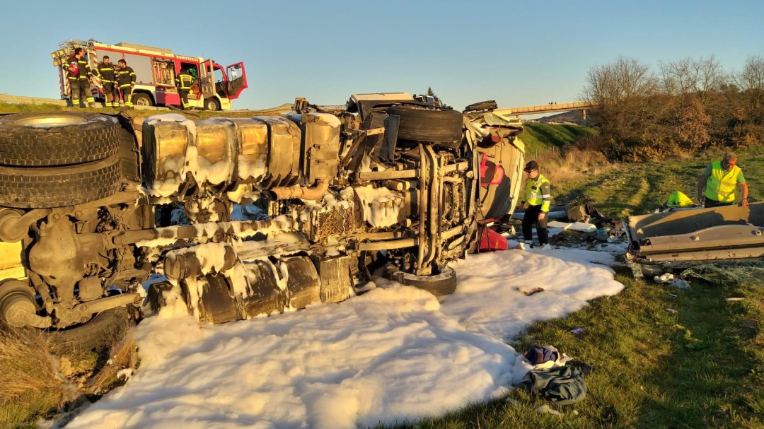 Un camionero herido grave tras salirse su vehículo de la carretera