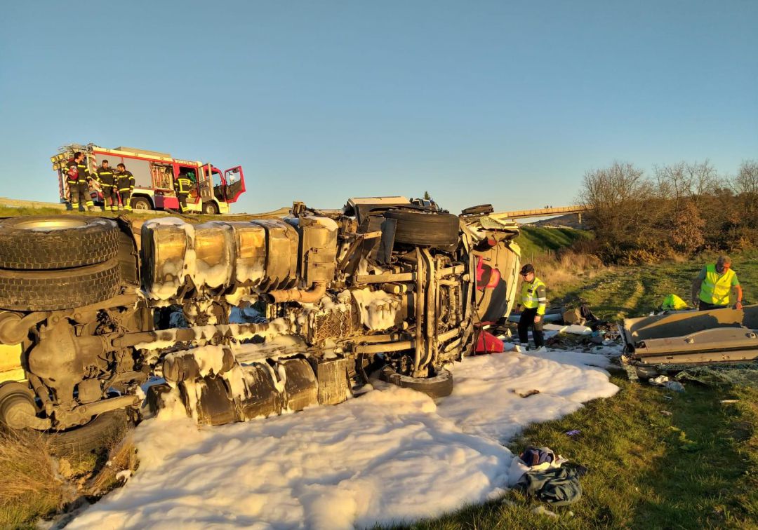 Un camionero herido grave tras salirse su vehículo de la carretera