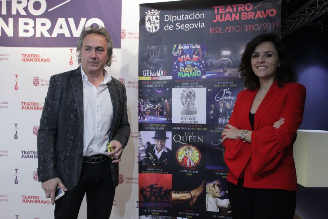 La diputada Sara Dueñas, y el director del Teatro, Marco Costa posan con el cartel que refleja el programa del segundo trimestre del Teatro Juan Bravi La diputada Sara Dueñas, y el director del Teatro, Marco Costa posan con el cartel que refleja el programa del segundo trimestre del Teatro Juan Bravi