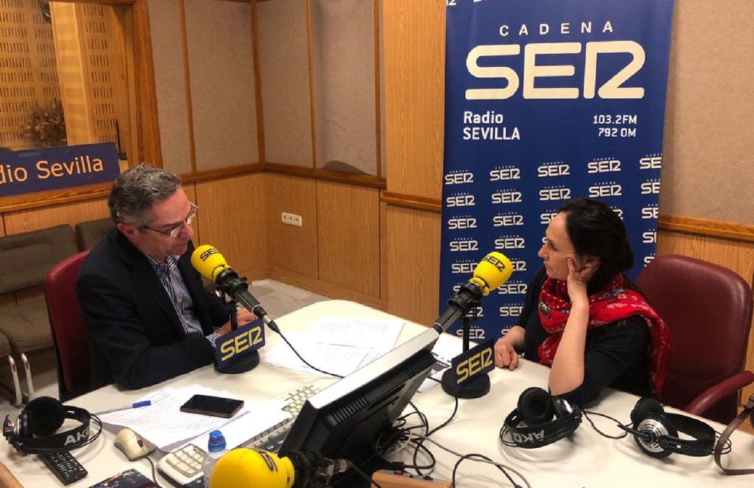 La doctora Ángela Pancorbo, junto a Salomón Hachuel en el estudio de Radio Sevilla La doctora Ángela Pancorbo, junto a Salomón Hachuel en el estudio de Radio Sevilla