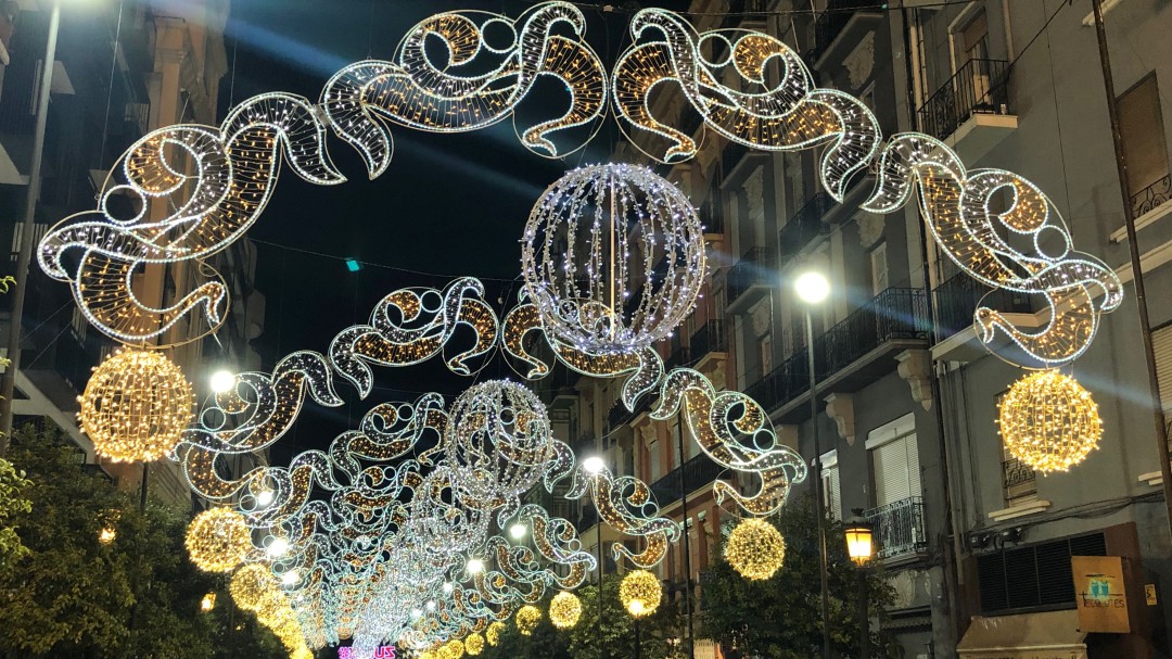 El barrio de Russafa satisfecho con la supresión de los espectáculos de iluminación estas Fallas