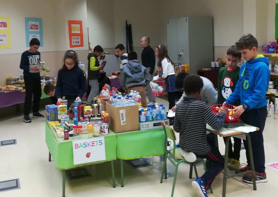 Alumnos en el aula-supermercado. Alumnos en el aula-supermercado.