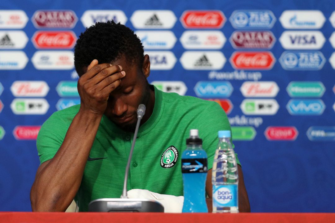 Obi Mikel cabizbajo en la rueda de prensa previa al Nigeria-Argentina Obi Mikel cabizbajo en la rueda de prensa previa al Nigeria-Argentina