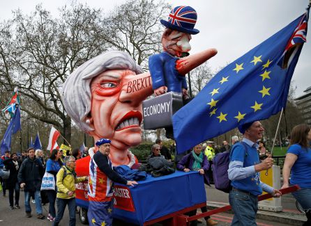 Escultura que muestra a Theresa May destruyendo con una gigantesca náriz, en la que se puede leer "BREXIT", a los ingleses. Escultura que muestra a Theresa May destruyendo con una gigantesca náriz, en la que se puede leer "BREXIT", a los ingleses.
