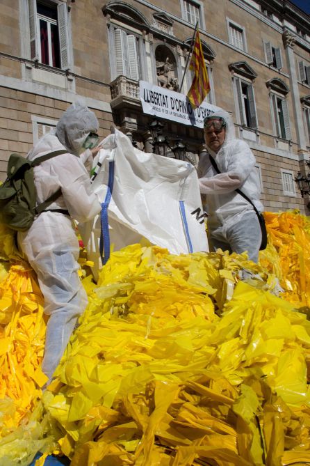 Miembros de la brigada de limpieza d'Els Segadors del Maresme, que se dedican a quitar lazos amarillos de lugares públicos, los depositan frente a la fachada principal del Palau de la Generalitat. Miembros de la brigada de limpieza d'Els Segadors del Maresme, que se dedican a quitar lazos amarillos de lugares públicos, los depositan frente a la fachada principal del Palau de la Generalitat.