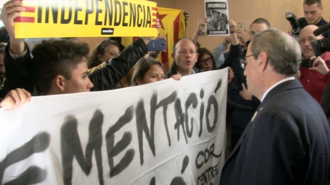 Los CDR increpan en público a Torra por la retirada de lazos de los Mossos