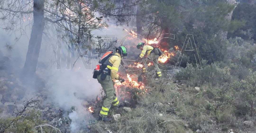 Varios operarios del Plan Infoca trabajan en la extinción del incendio. Varios operarios del Plan Infoca trabajan en la extinción del incendio.