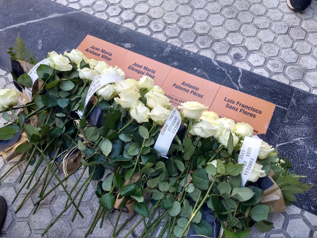 Flores blancas sobre las placas en recuerdo de las cuatro personas asesinadas por ETA en la Avenida de la Libertad en 1976 Flores blancas sobre las placas en recuerdo de las cuatro personas asesinadas por ETA en la Avenida de la Libertad en 1976