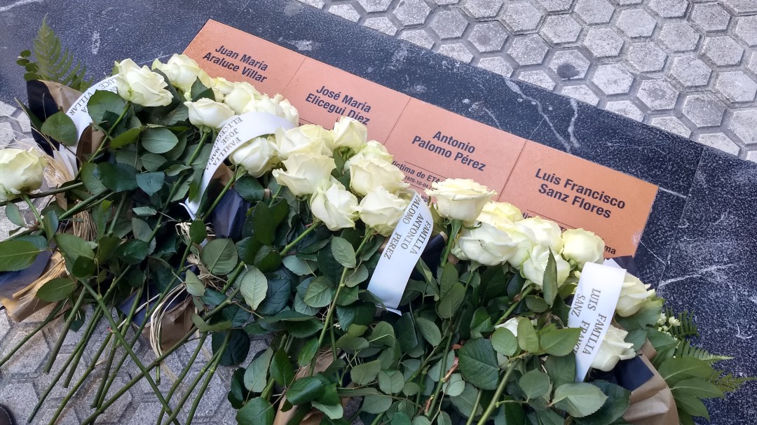 San Sebastián recuerda a las víctimas del terrorismo en el lugar donde fueron asesinadas