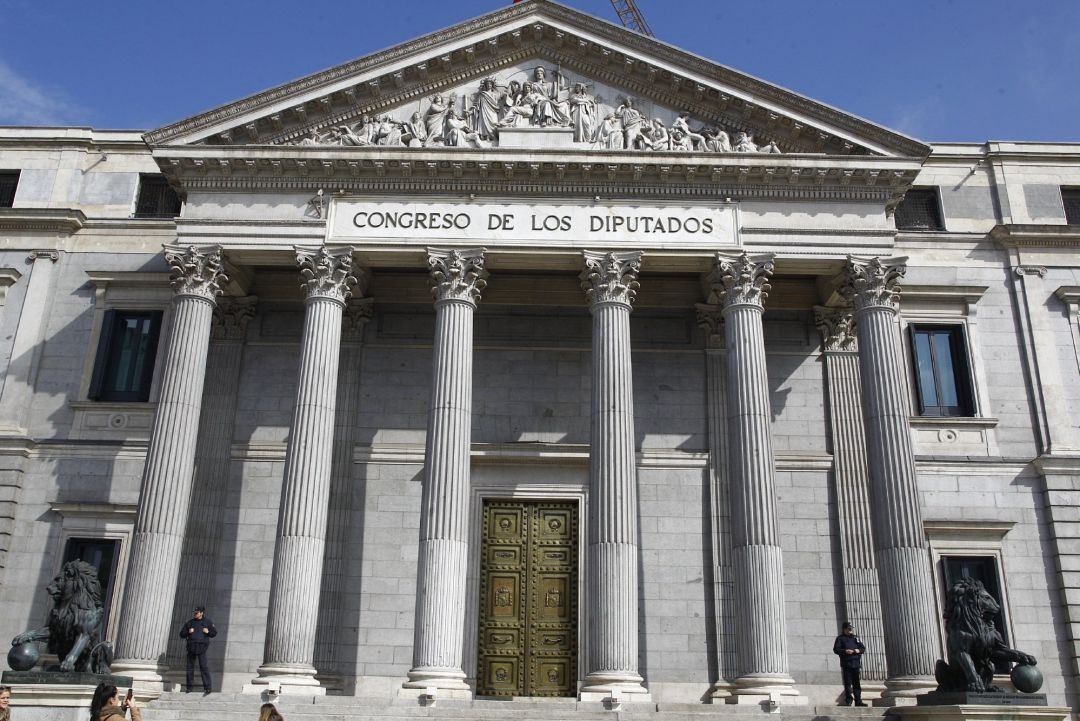 Puerta principal del Congreso de los Diputados con los leones Puerta principal del Congreso de los Diputados con los leones