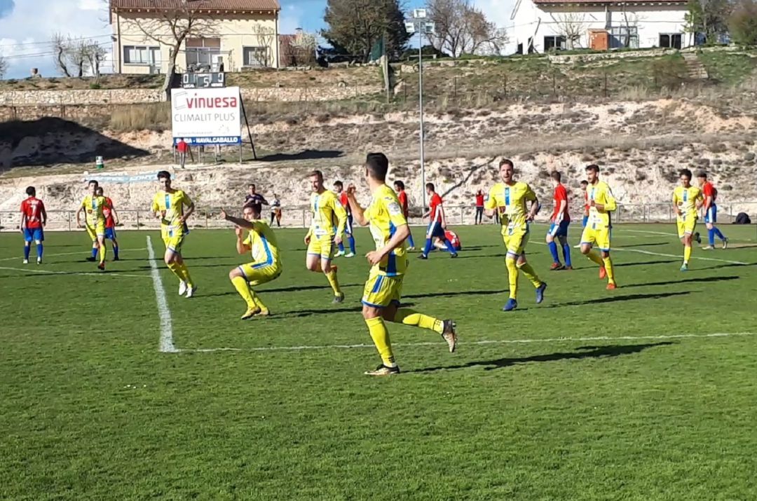 Adeva celebra junto a sus compañeros el 0-1 que puso por delante a los arandinos. Adeva celebra junto a sus compañeros el 0-1 que puso por delante a los arandinos.