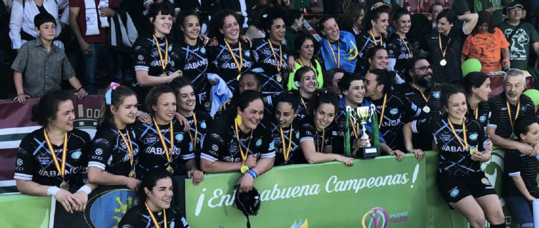 Las coruñesas del CRAT con la copa de la liga Las coruñesas del CRAT con la copa de la liga