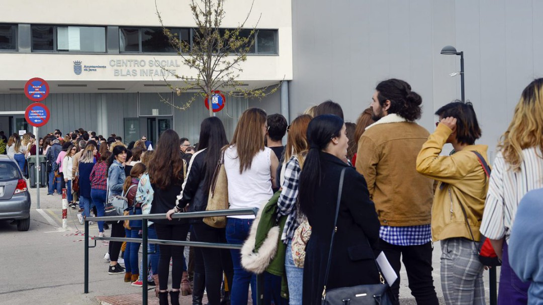 Centenares de personas participan en el casting de la película "El verano que vivimos"