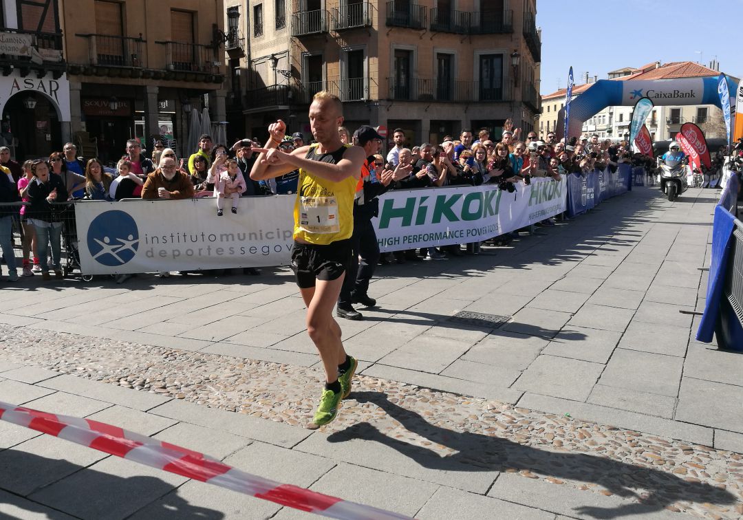 Sergio Sánchez y Mónica Gutiérrez se imponen en la XIII media maratón Ciudad de Segovia
