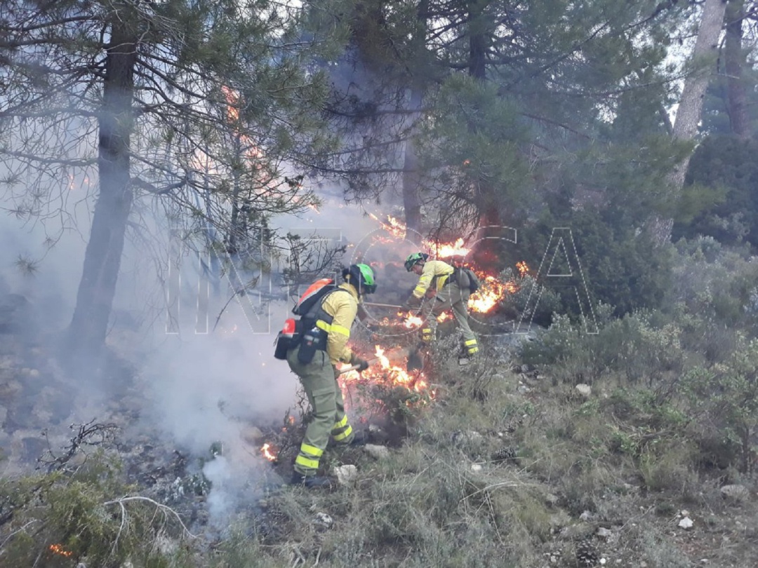 Dos especialistas trabajan para apagar las llamas en el monte, término municipal de Iznatoraf Dos especialistas trabajan para apagar las llamas en el monte, término municipal de Iznatoraf