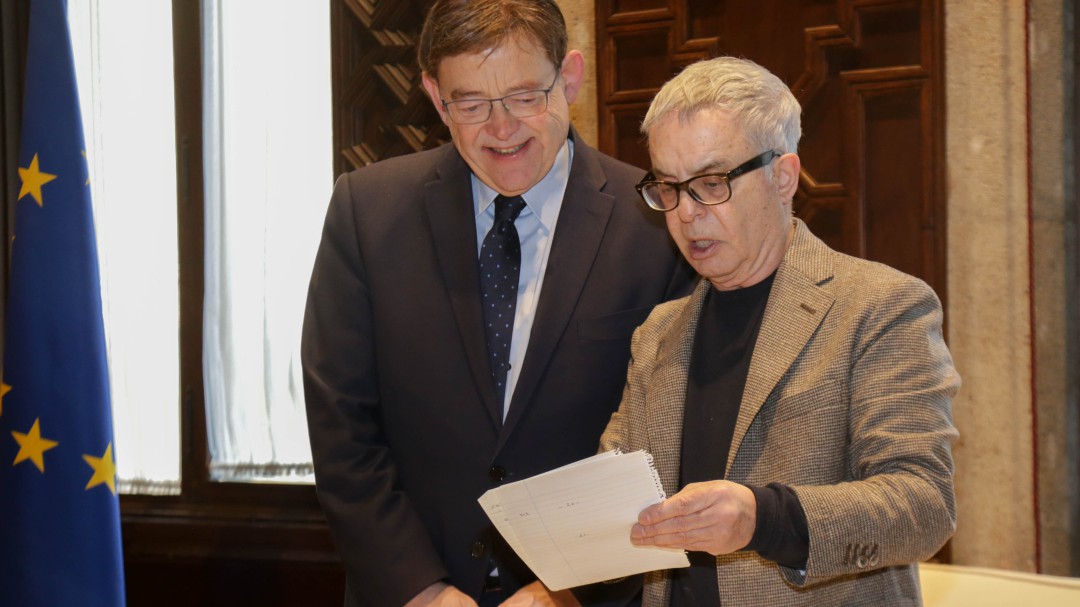 Ferran Torrent cede a la Generalitat el manuscrito de su última novela, 'Individus com nosaltres'