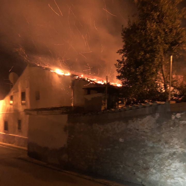 Un incendio sin víctimas calcina una vivienda en Villar del Saz de Navalón