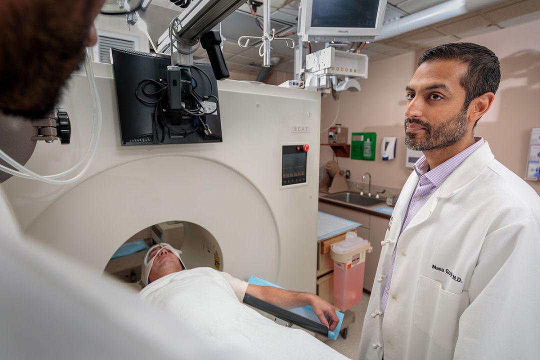 Un investigador estudia el cerebro de una paciente. Un investigador estudia el cerebro de una paciente.