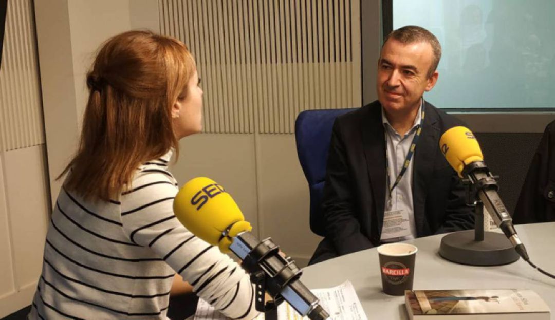 Lorenzo Silva junto a Macarena Berlín en los estudios de Cadena SER. Lorenzo Silva junto a Macarena Berlín en los estudios de Cadena SER.