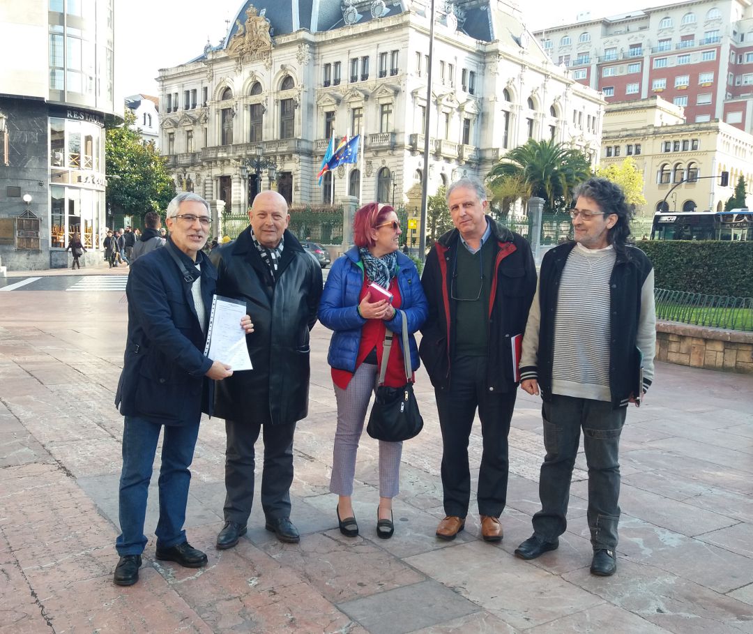 Gaspar Llamazares sostiene las 1.100 firmas que avalan la candidatura de Actúa al Congreso por Asturias en las Generales. Junto a él, primero por la izquierda, miembros de la lista que encabeza el médico del HUCA, Ángel López (segundo por la dcha). Gaspar Llamazares sostiene las 1.100 firmas que avalan la candidatura de Actúa al Congreso por Asturias en las Generales. Junto a él, primero por la izquierda, miembros de la lista que encabeza el médico del HUCA, Ángel López (segundo por la dcha).