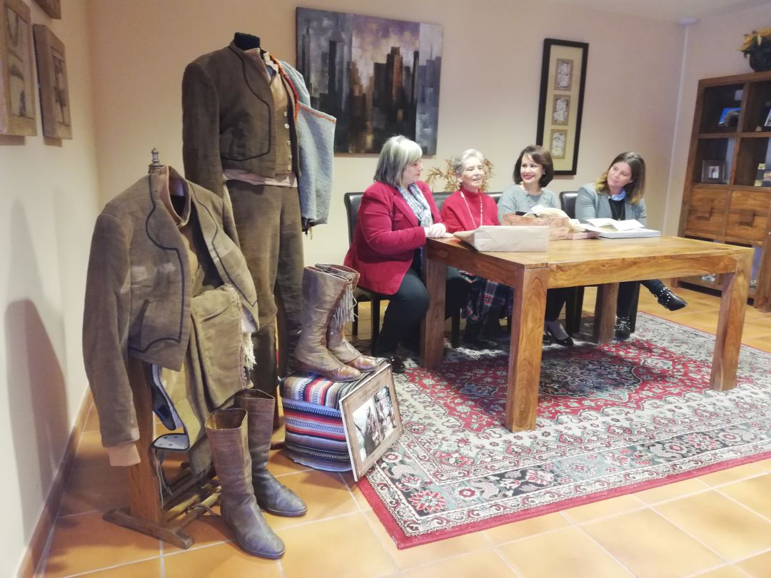 Los familiares del actor han visitado la ciudad del Tajo para hacer la entrega de los dos trajes originales del actor Los familiares del actor han visitado la ciudad del Tajo para hacer la entrega de los dos trajes originales del actor