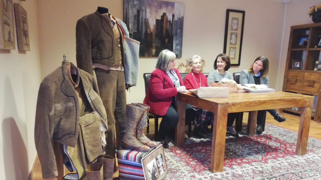 Ceden dos trajes de Álvaro de Luna al Museo del Bandolero