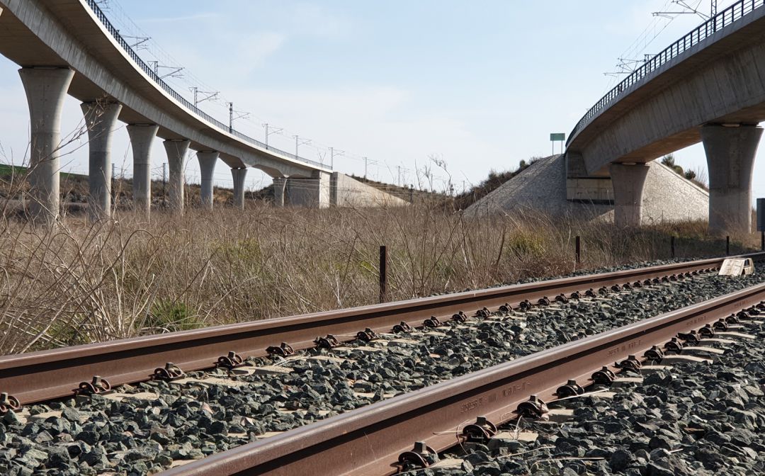 En primer plano se ve la línea convencional de ferrocarril entre Granada y Bobadilla, en las cercanías de la localidad malagueña. Trasversalmente se puede observar la línea AVE entre Granada (que quedaría a la derecha) y Antequesa-Santa Ana (que queda a unos 4 kilómetros a la izquierda de la imagen. Los dos viaductos portan las vías AVE del 'bypass' de alta velocidad Málaga. A la izquierda, el sentido Granada-Málaga y, a la derecha, la unión del 'bypass' con la vía hacia Granada En primer plano se ve la línea convencional de ferrocarril entre Granada y Bobadilla, en las cercanías de la localidad malagueña. Trasversalmente se puede observar la línea AVE entre Granada (que quedaría a la derecha) y Antequesa-Santa Ana (que queda a unos 4 kilómetros a la izquierda de la imagen. Los dos viaductos portan las vías AVE del 'bypass' de alta velocidad Málaga. A la izquierda, el sentido Granada-Málaga y, a la derecha, la unión del 'bypass' con la vía hacia Granada
