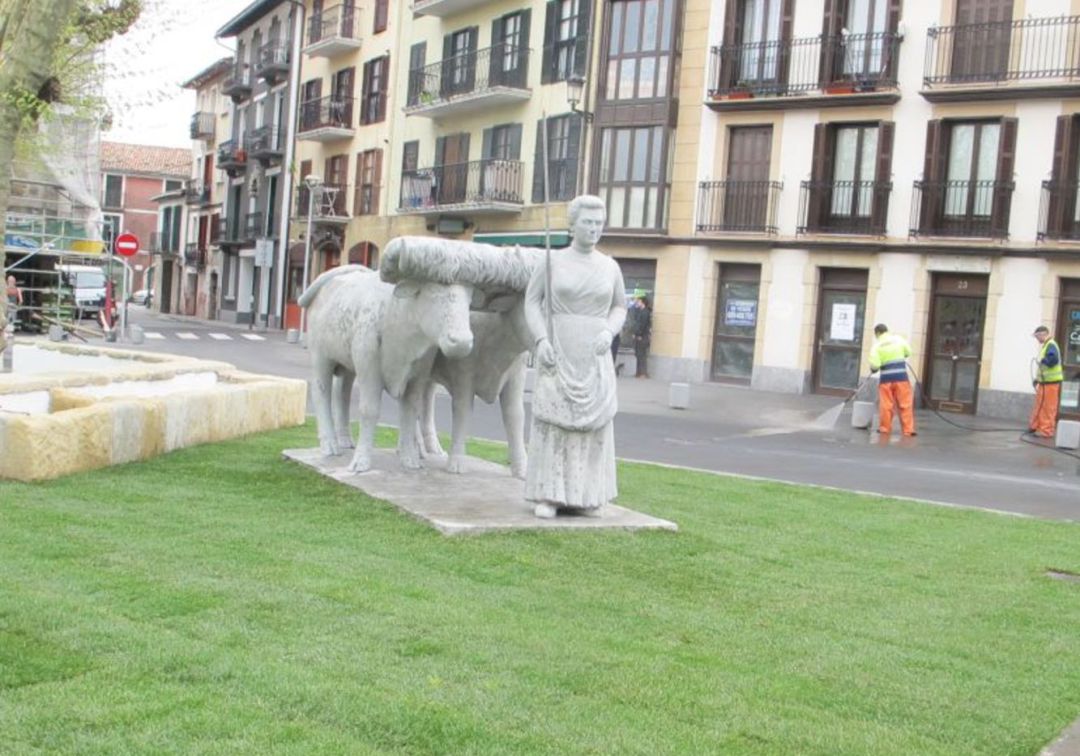 Nuevo ataque a la escultura de la Etxekoandre de la plaza Urdanibia