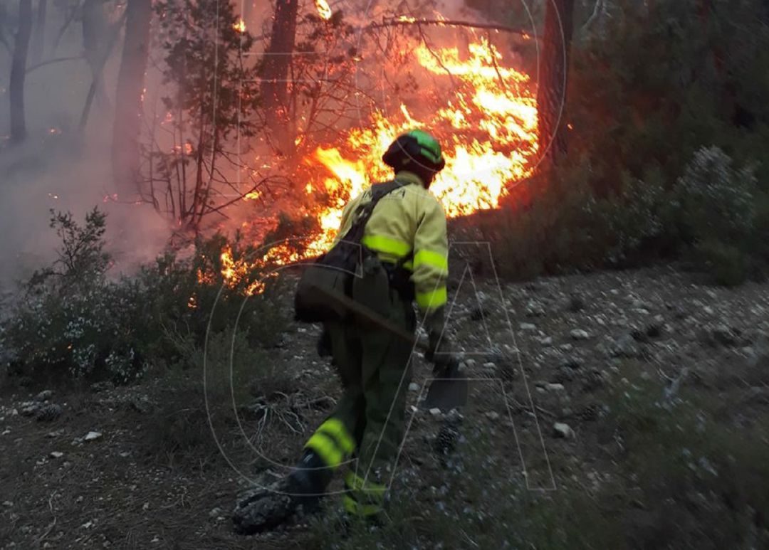 Bombero intenta apagar las llamas Bombero intenta apagar las llamas